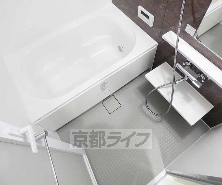 バス・シャワールーム　鏡のある便利なお風呂