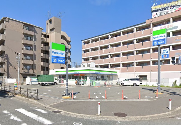 コンビニ　ファミリーマート（コンビニ）まで642m