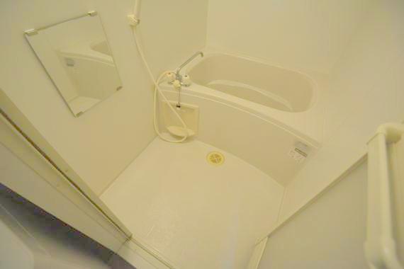 バス・シャワールーム　広めのお風呂は一日の疲れを癒してくれます。