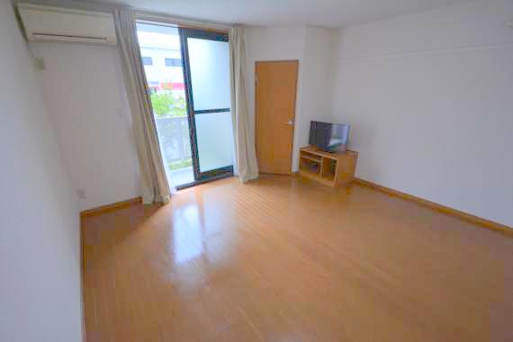 居室・リビング　白を基調とした内装でおしゃれで、落ち着ける空間です。