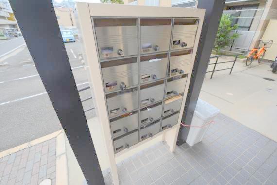 ロビー　ロビーにある各部屋毎のメールボックス。