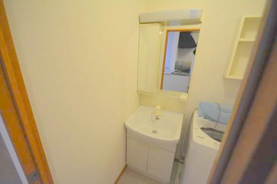 洗面設備　身支度が出来る独立洗面台です。