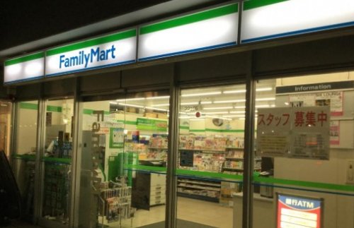 コンビニ　ファミリーマート 西大井駅前店（コンビニ）まで639m