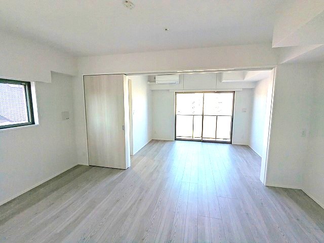 居室・リビング　角部屋、リビングに窓付、洋室にエアコン・ウォークインクローゼ