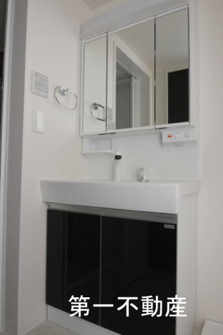 洗面設備　三面鏡化粧台