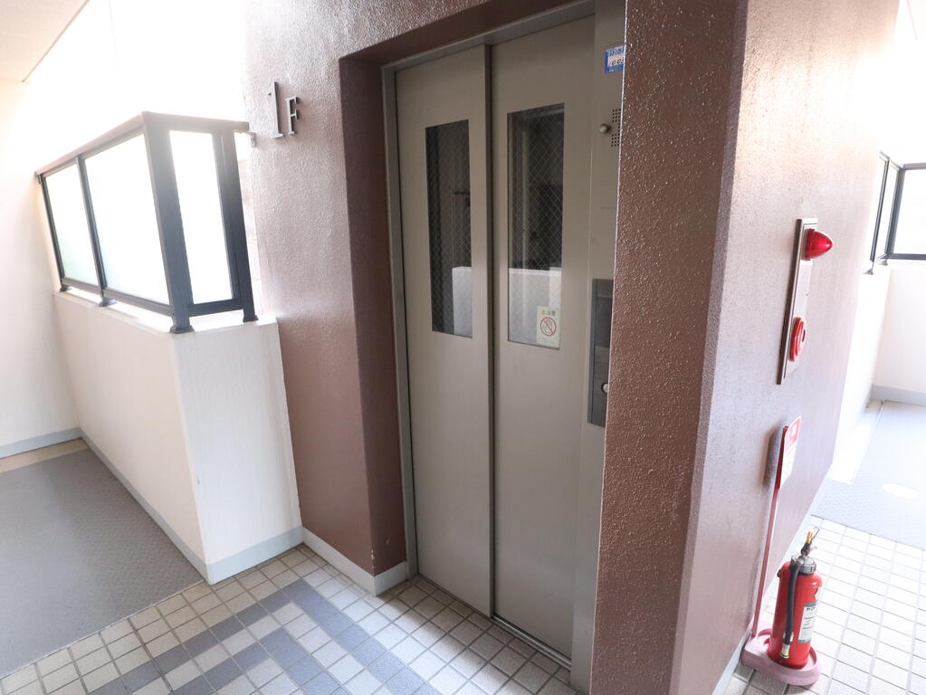 エントランス　エレベーター