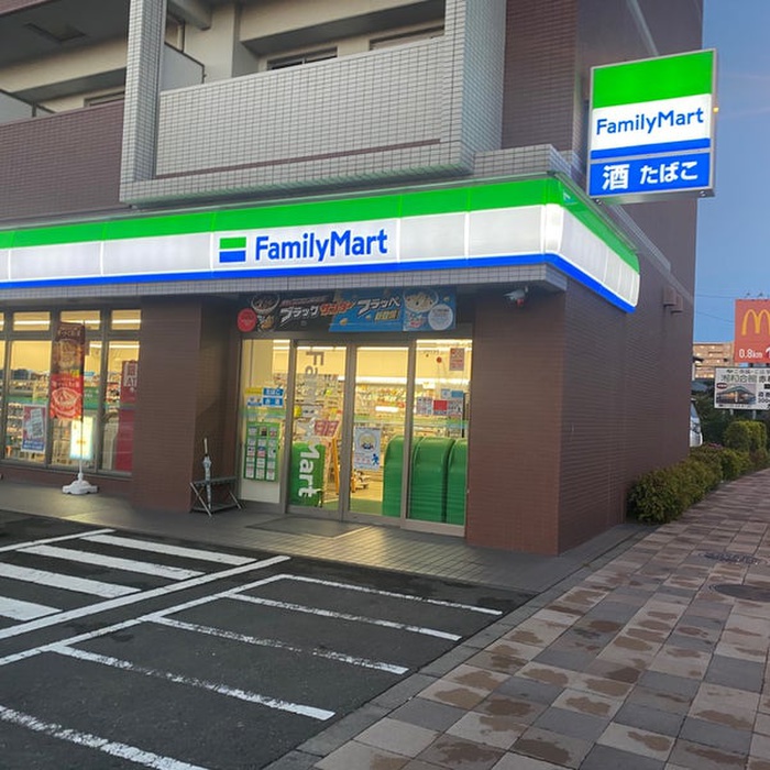 コンビニ　ファミリーマート 辻堂神台店（コンビニ）まで50m