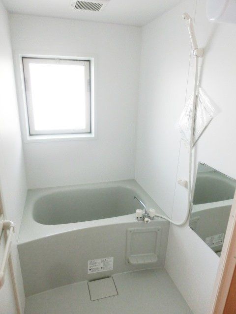 バス・シャワールーム　浴室に窓が有り明るいですね