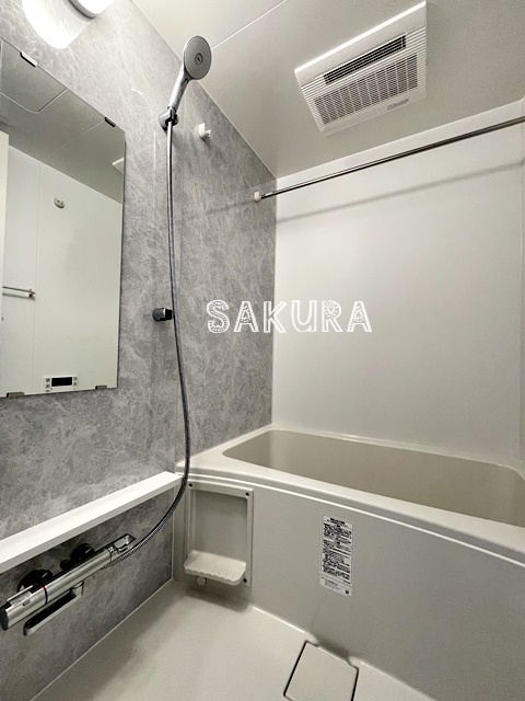 バス・シャワールーム　嬉しい追い焚き・浴室乾燥機付きです♪