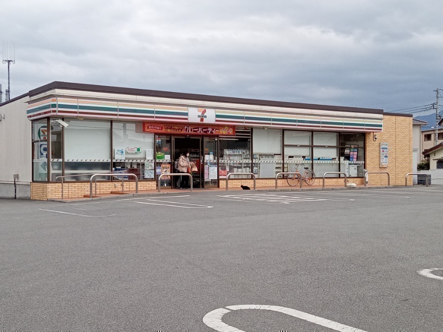 コンビニ　セブンイレブン甲府山城店（コンビニ）まで620m
