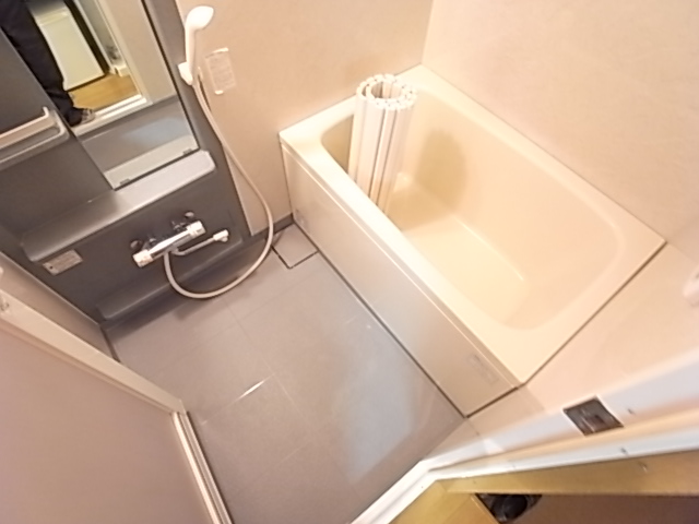 バス・シャワールーム　落ち着いた空間のお風呂です