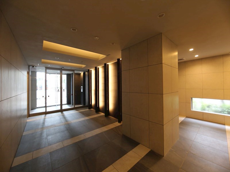 エントランス　エントランス　オートロック付　防犯カメラ有り