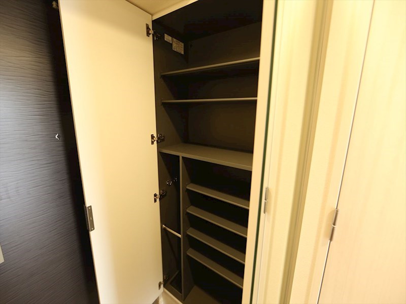 玄関　玄関　シューズボックス付（収納充実してます）