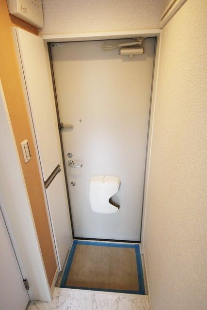 玄関　同物件別部屋写真