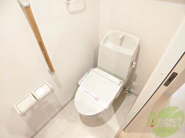 トイレ　ウォッシュレット付きです。オシリに優しい設備です。