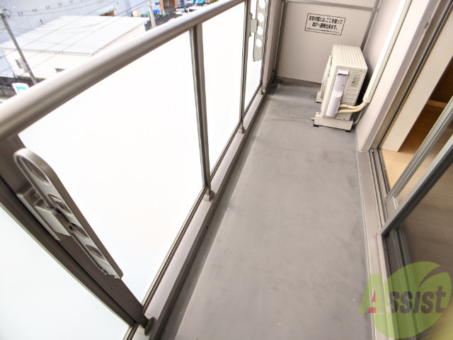 バルコニー　広めのバルコニーなので、洗濯物が捗りそう。