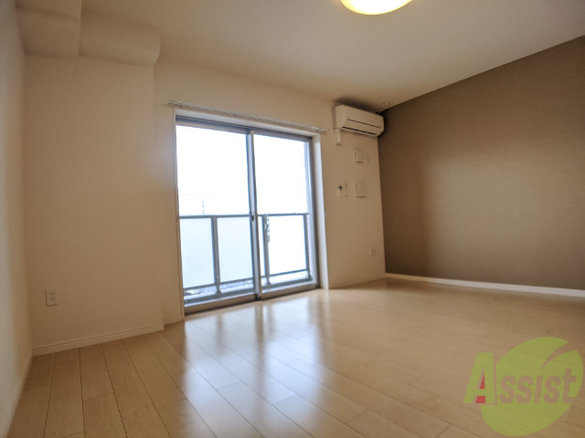 居室・リビング　壁と床の色のおかげで部屋に温かみを感じます。