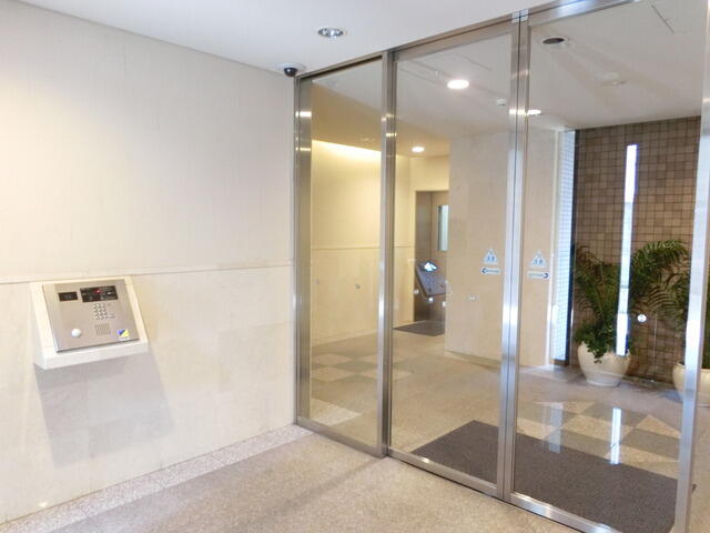 セキュリティ　エントランス：2016年7月撮影