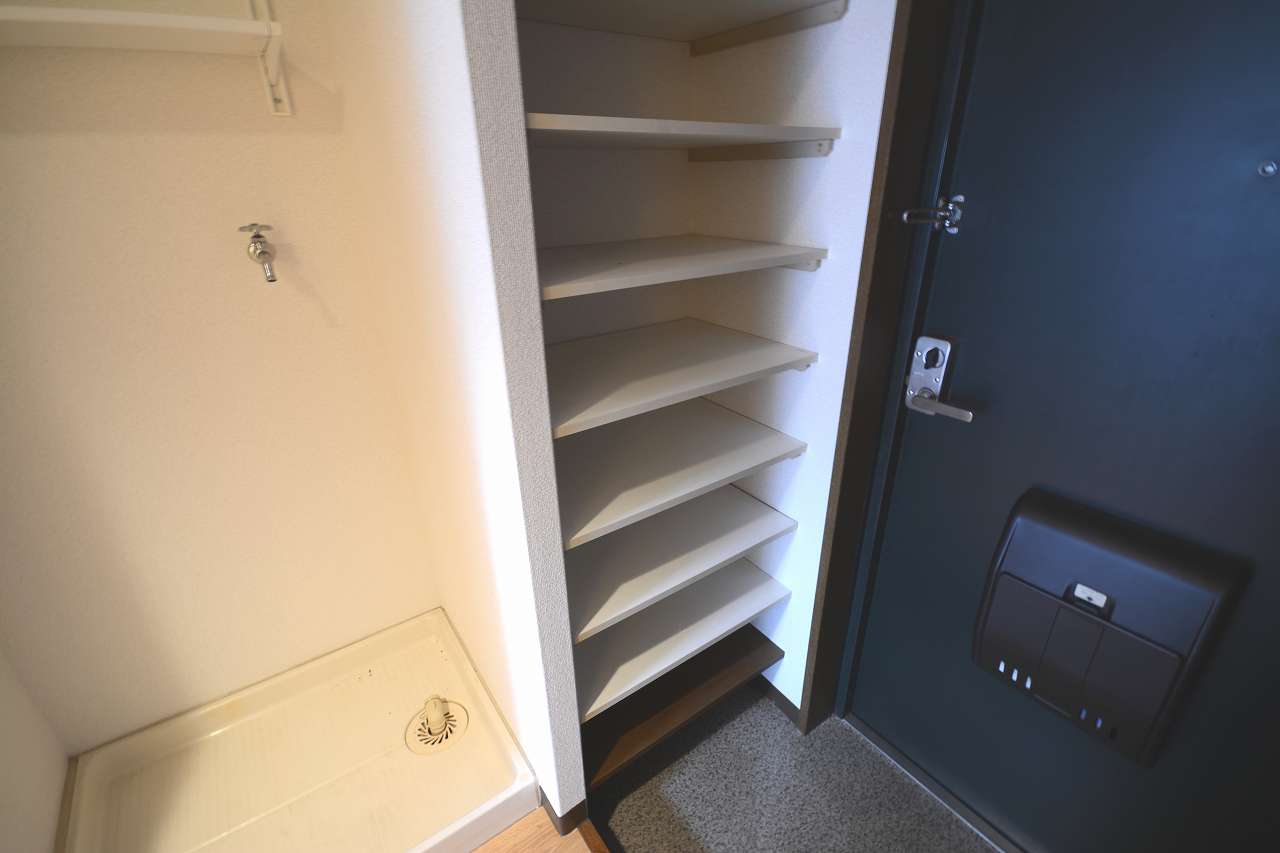 玄関　画像は別号室。ご参考にどうぞ