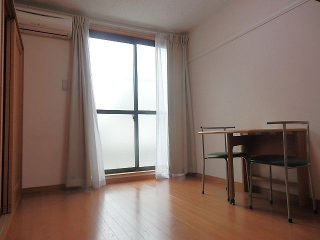 居室・リビング　家具家電付きの洋室