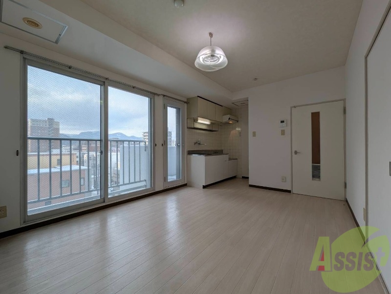 居室・リビング　木目のフローリングは落ち着きのある印象のお部屋になりますね。