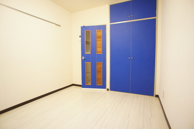 その他部屋・スペース　白を基調に鮮やかなブルーがアクセントのお部屋！