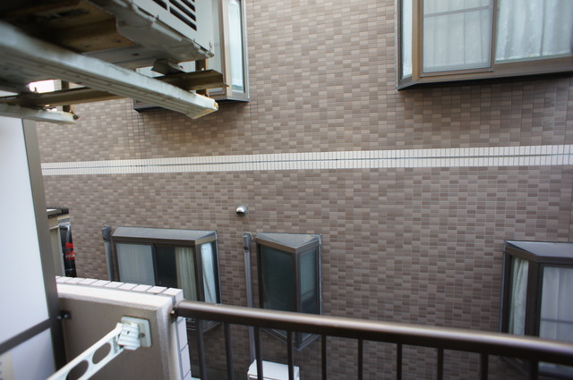 バルコニー　バルコニーがあるので洗濯物を太陽の下で干すことができます♪