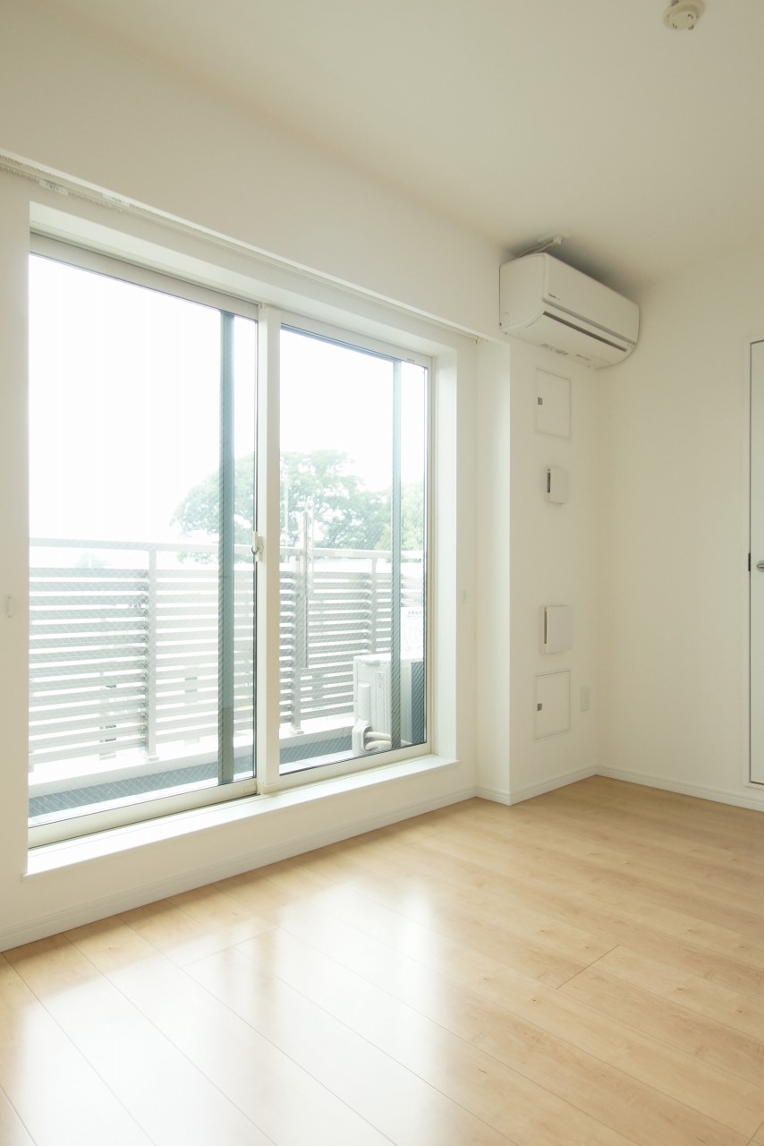 居室・リビング　落ち着いた色合いの床材を使用した居住空間