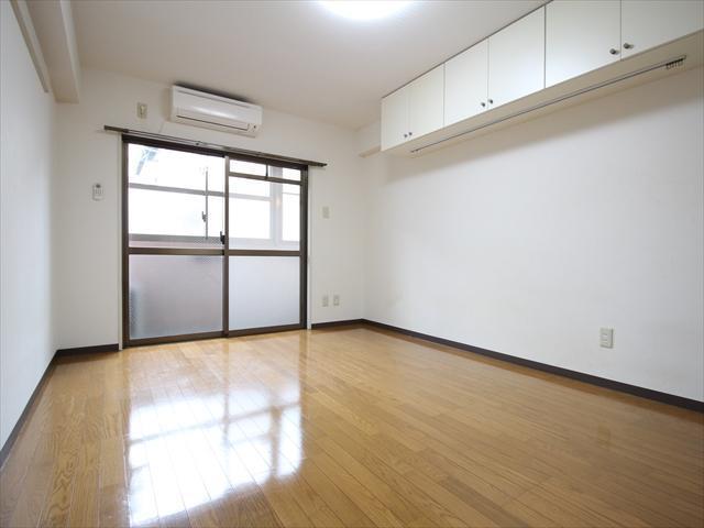 居室・リビング　松山市御宝町　サンタルシア　リビング