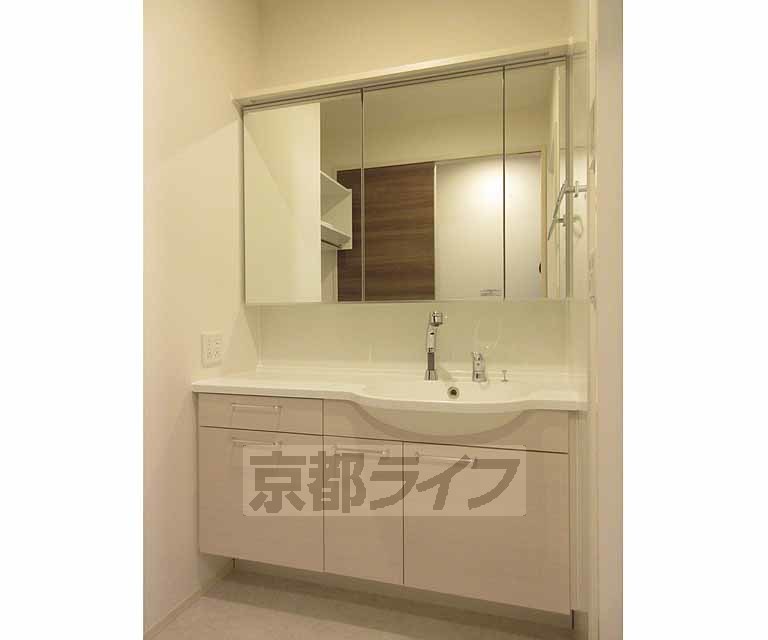 洗面設備　大きな独立洗面台・