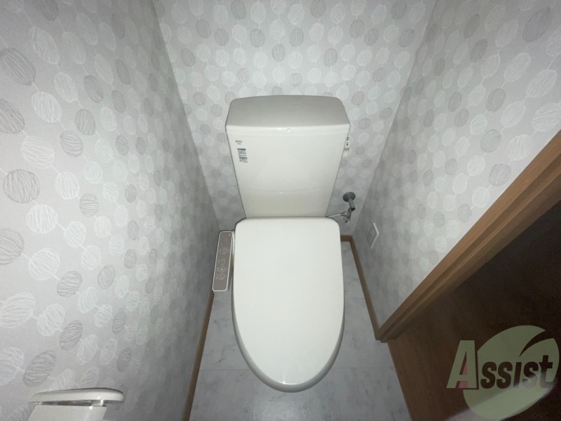 トイレ　温水洗浄便座なので快適に使用できそうですね。
