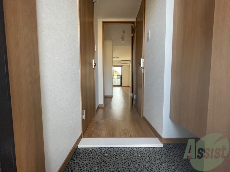 玄関　玄関から撮影しました。敷居が高くなくて安心ですね。