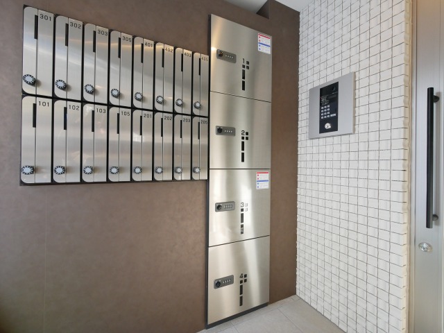 エントランス　宅配ボックス付きです。