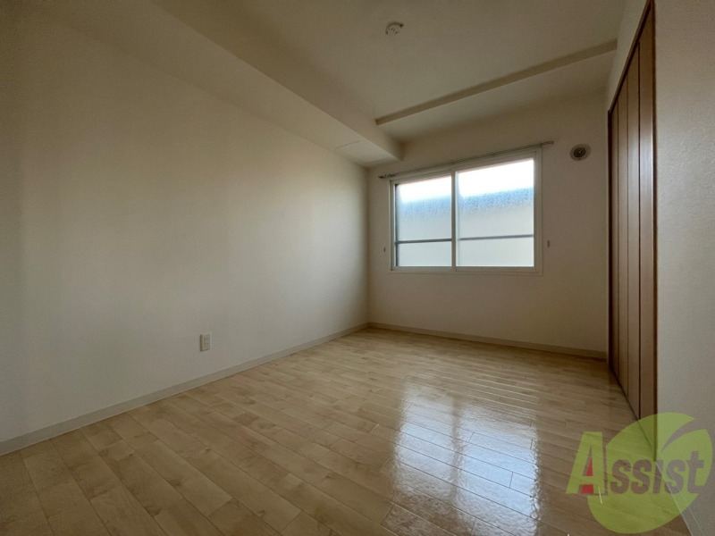 その他部屋・スペース　寝室はこちらです。光が差し込む、温かみのあるお部屋です。