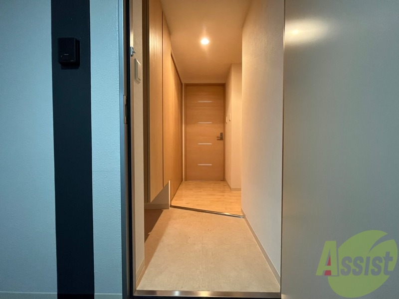 玄関　玄関です。すぐ広いリビングにつながっています。