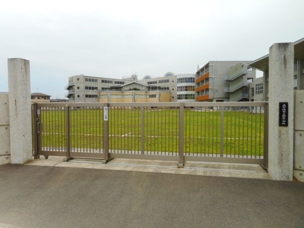 小学校　馴柴小（小学校）まで450m