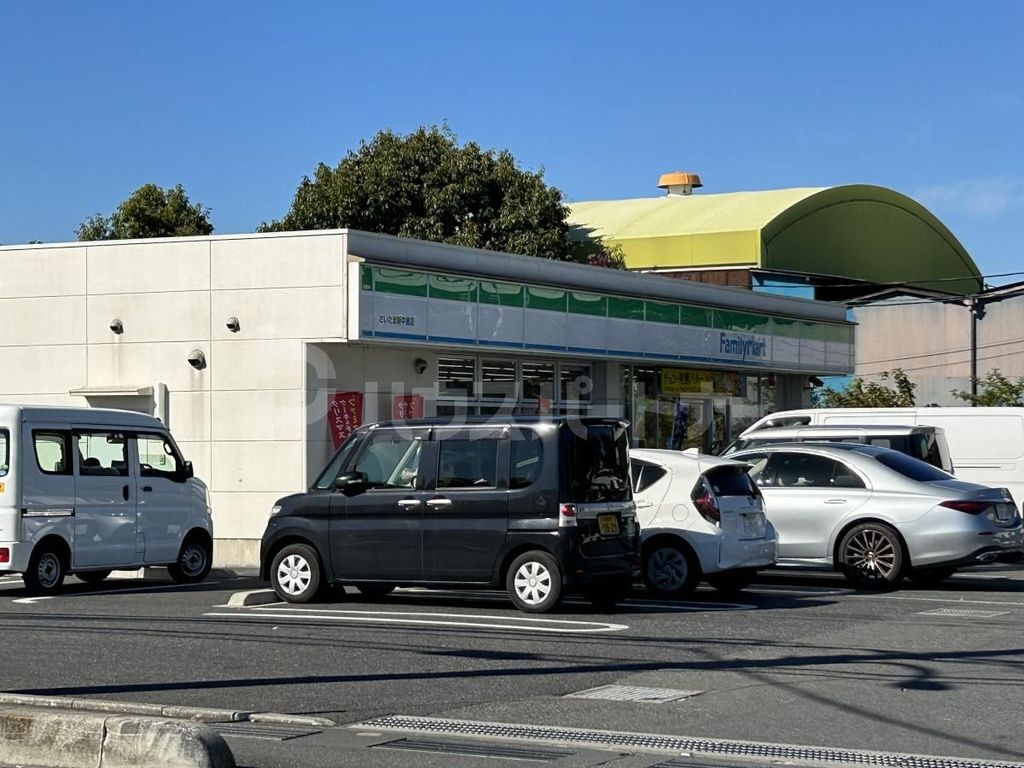 コンビニ　ファミリーマートさいたま新中里店（コンビニ）まで210m