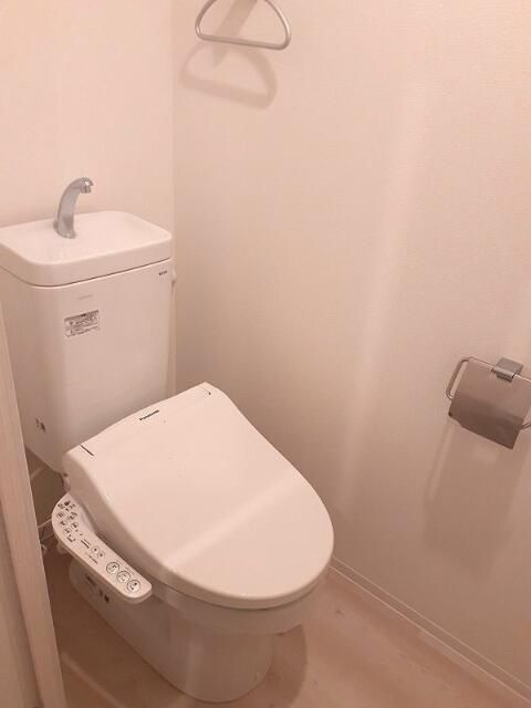 トイレ　落ち着いた色調のトイレです