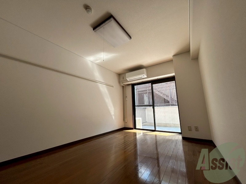 居室・リビング　広々としたリビング。明るく開放的な雰囲気のお部屋です。