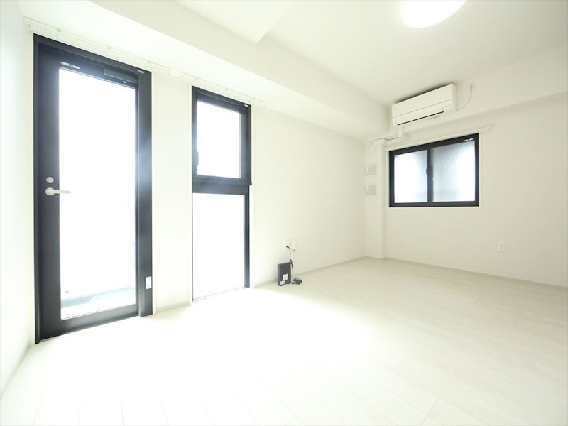 居室・リビング　洋室9.3帖　クローゼット付　エアコン完備　バルコニー