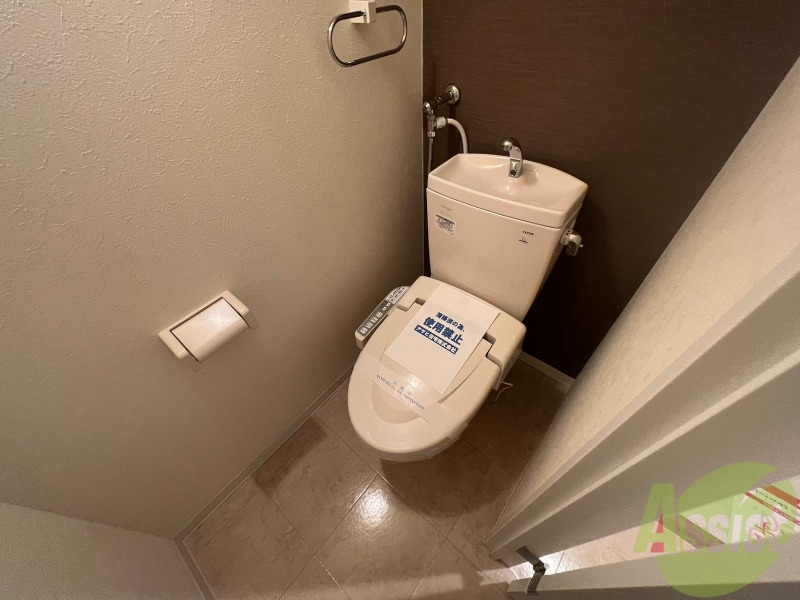 トイレ　暖房便座になっているので快適に使えますね。