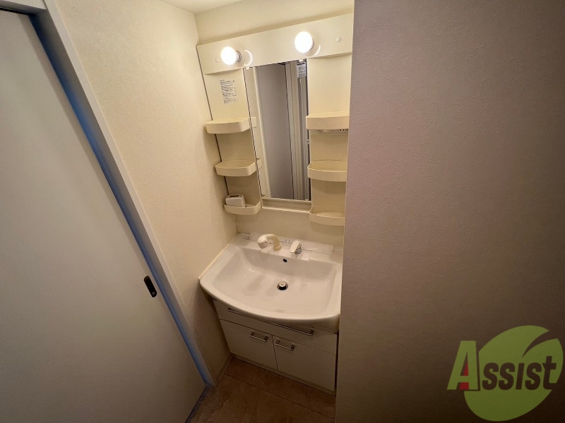 洗面設備　大きくて使いやすそうな独立洗面台になっています。