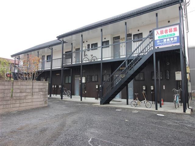 建物外観　リフォーム済でおしゃれな室内！