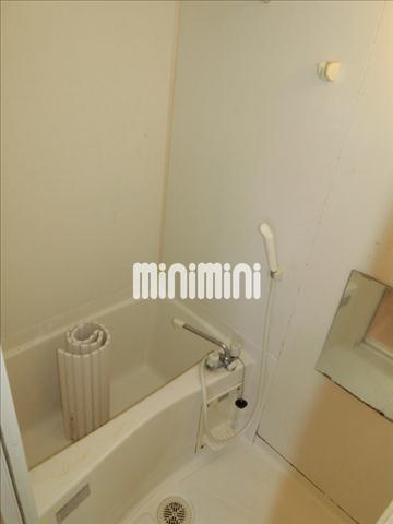 バス・シャワールーム　鏡付きの浴室