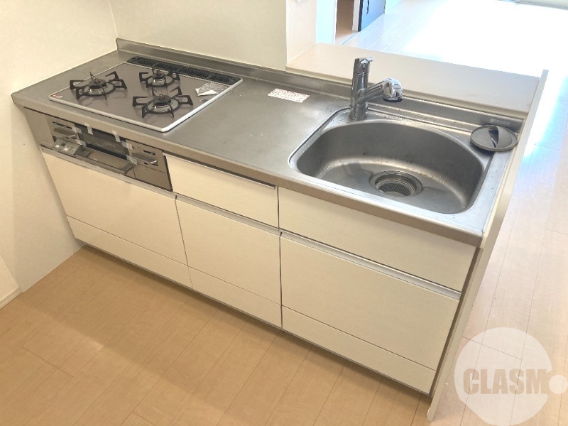 キッチン　効率よくお料理できる３口コンロ付き♪