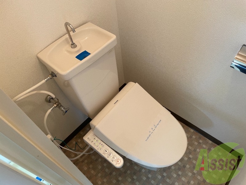 トイレ　トイレはウォシュレット機能付きです。安心して使用できますね。