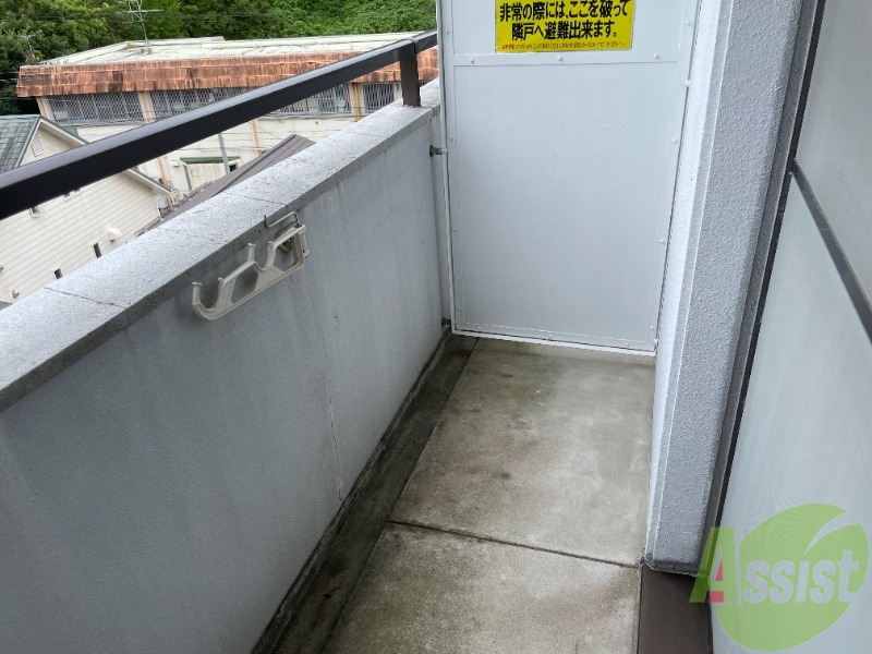 バルコニー　バルコニーは洗濯物を干すのに十分な広さがありますね。