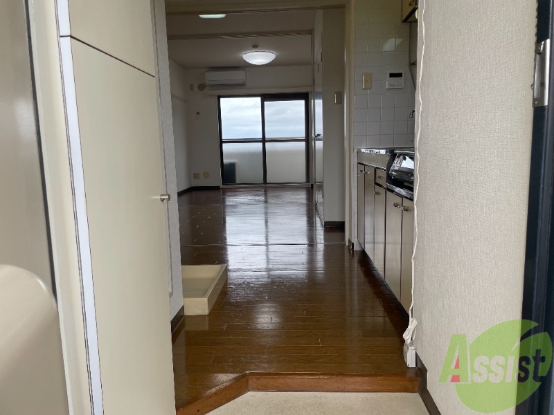 玄関　玄関からの様子です。キッチンがありますね！