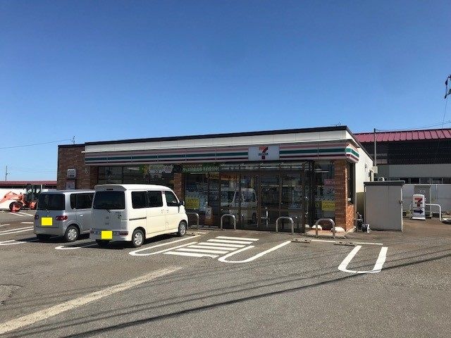 コンビニ　セブンイレブン（コンビニ）まで680m