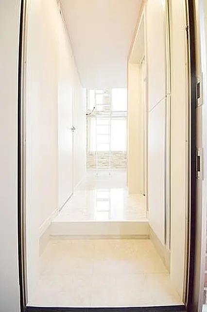 玄関　奥行きのある玄関から室内